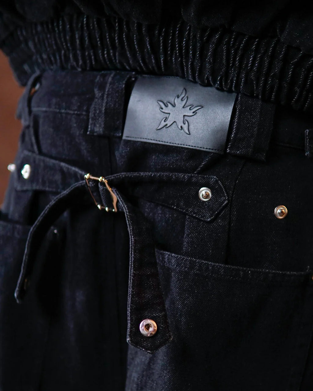 OZMNL iLustrado Clasp Buckle Pants