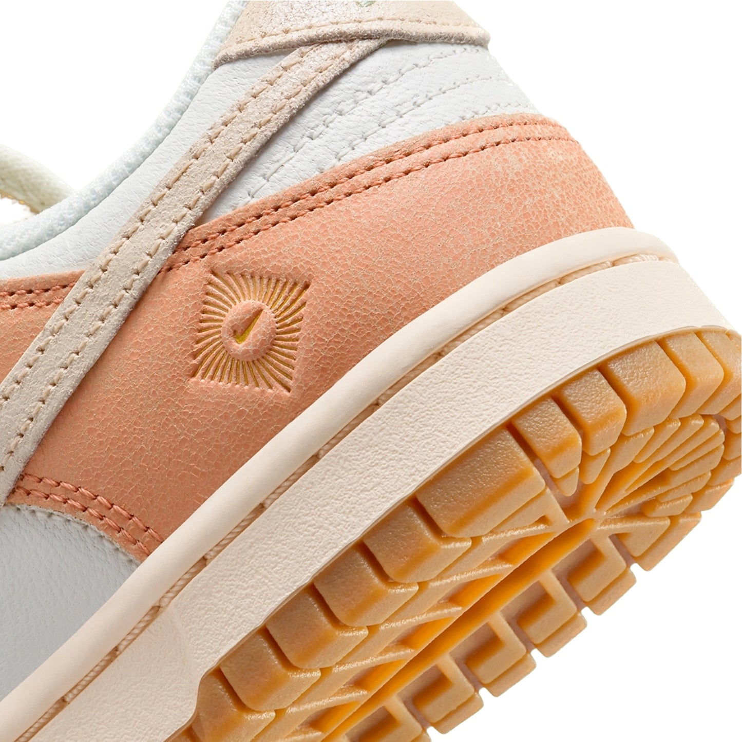 Women's Dunk Low SE Australia Sail Sanddrift Amber Brown