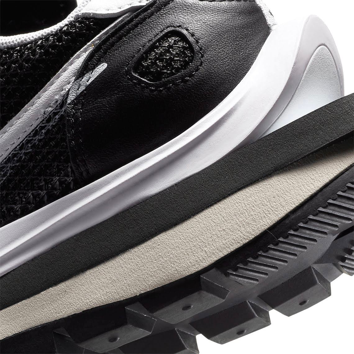 Nike Sacai x Vaporwaffle Black Summit White